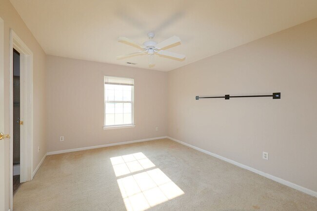 Building Photo - 3 Bedroom 2 Bath Waterfront Retreat in Fra...