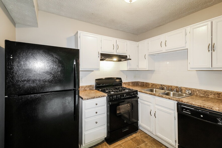 Building Photo - 1985 Glenwood Downs Dr