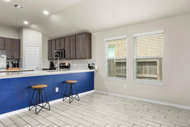 Building Photo - 2214 Sand Lily Dr