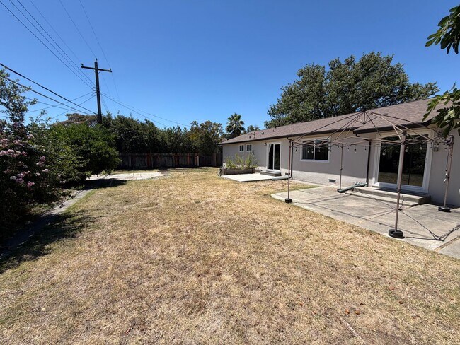 Building Photo - 3 Bedroom | 2 Bathroom | Single family home in Golf Course Terrace