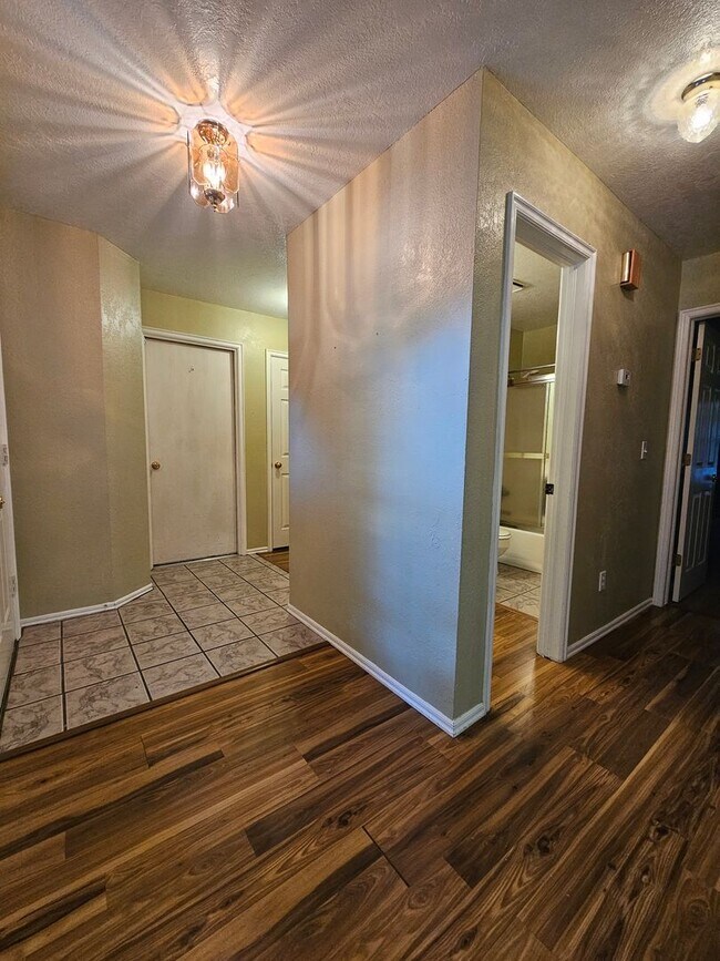 Building Photo - (3) Bed/(2) Bath in West Norman! Avail NOW!