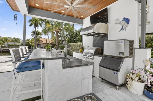 Building Photo - 334 Isle of Capri Dr