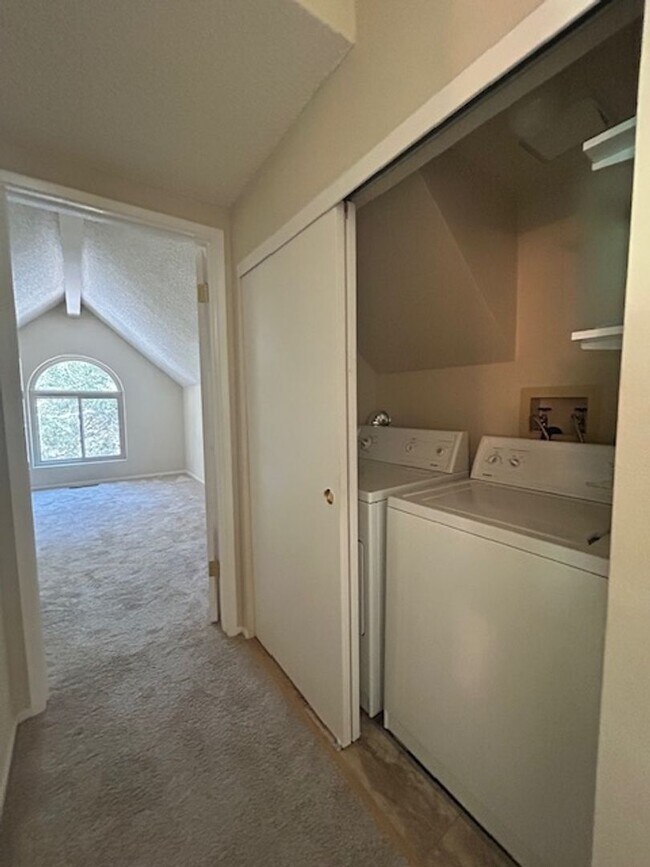 Building Photo - Charming 3 Bedroom, 2.5 Bathroom Condo in ...