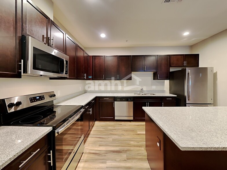 Building Photo - 20701 W Stone Hill Rd