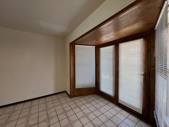 Building Photo - Beautiful 4 Bedroom 2 Bathroom Home