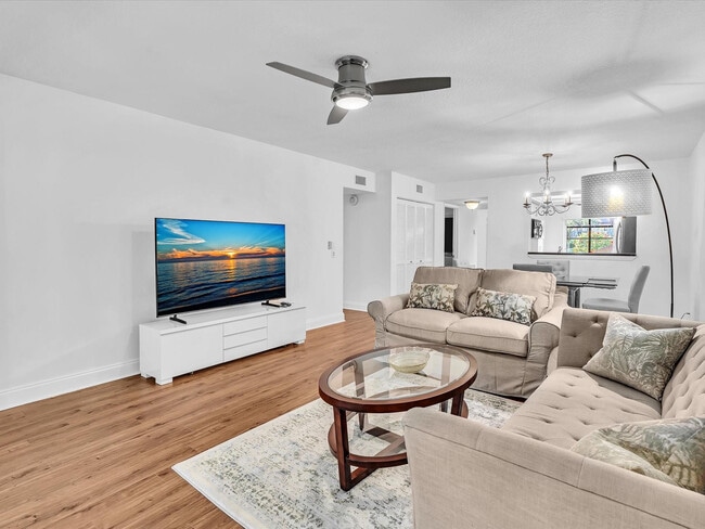 Building Photo - 5087 Oakhill Ln