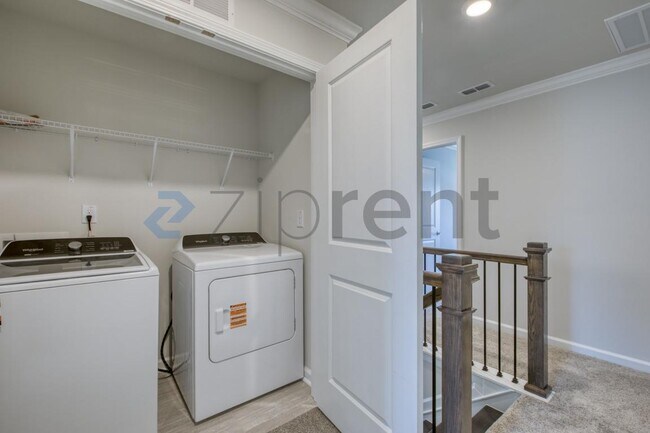 Building Photo - 1467 Hasse Ave