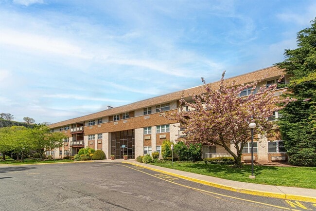 Building Photo - 1111 River Rd