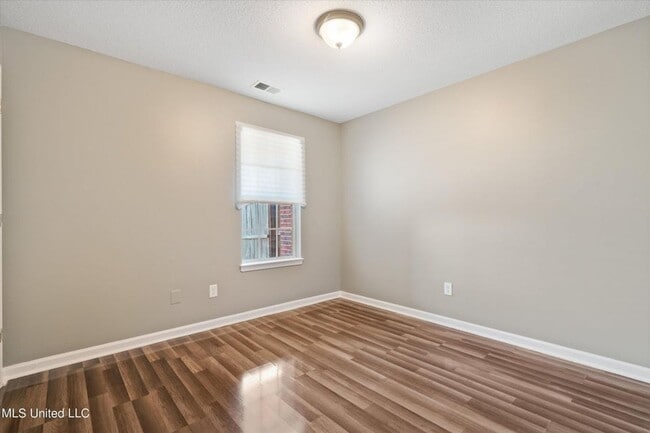 Building Photo - SUPER CUTE THREE BEDROOM 3 BATH TOWNHOME