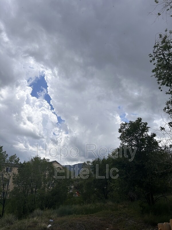 Building Photo - 334 Fairway S