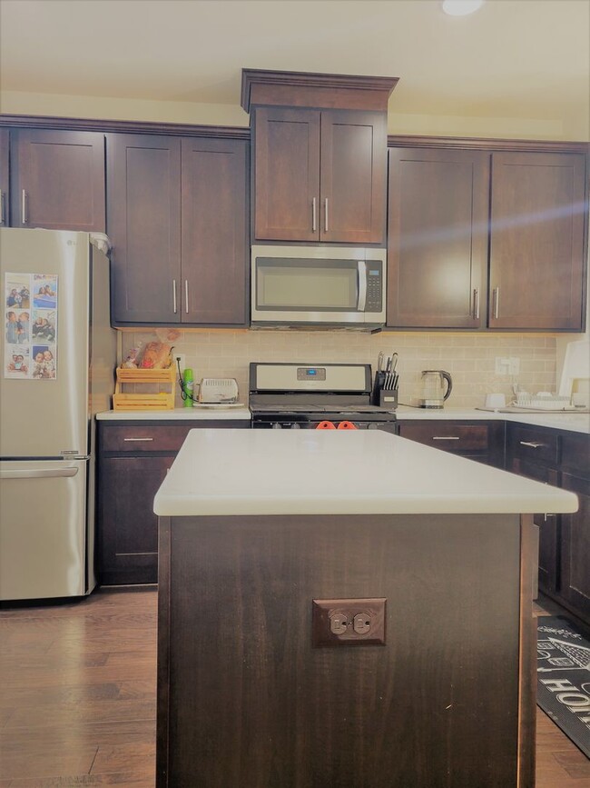 Building Photo - Stunning 4 bedroom 3.5 bath townhome locat...