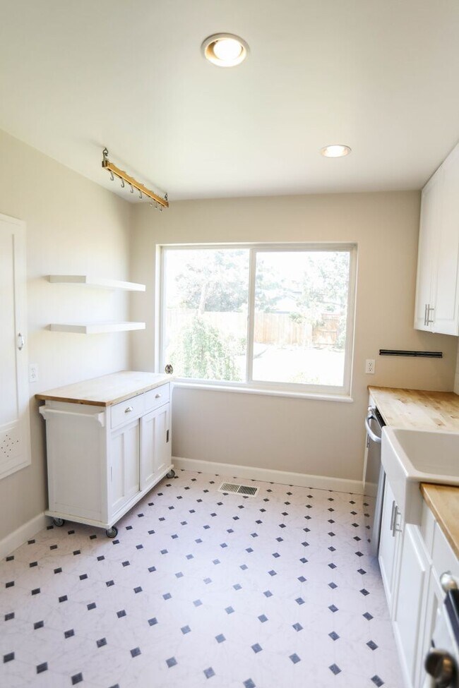 Building Photo - NEWLY LISTED $2,600 PER MONTH - GORGEOUS 3...