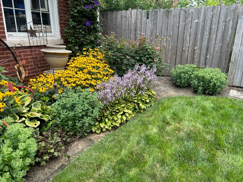 Flower Garden - 220 W Harris Ave