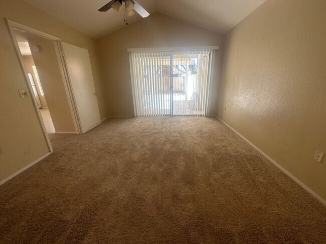 Building Photo - Gilbert home with community pool.