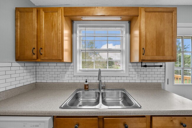 Building Photo - 402 Faulkner Dr