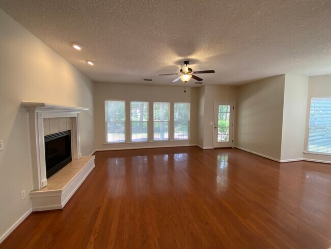 Family room - 105 Marshview Dr