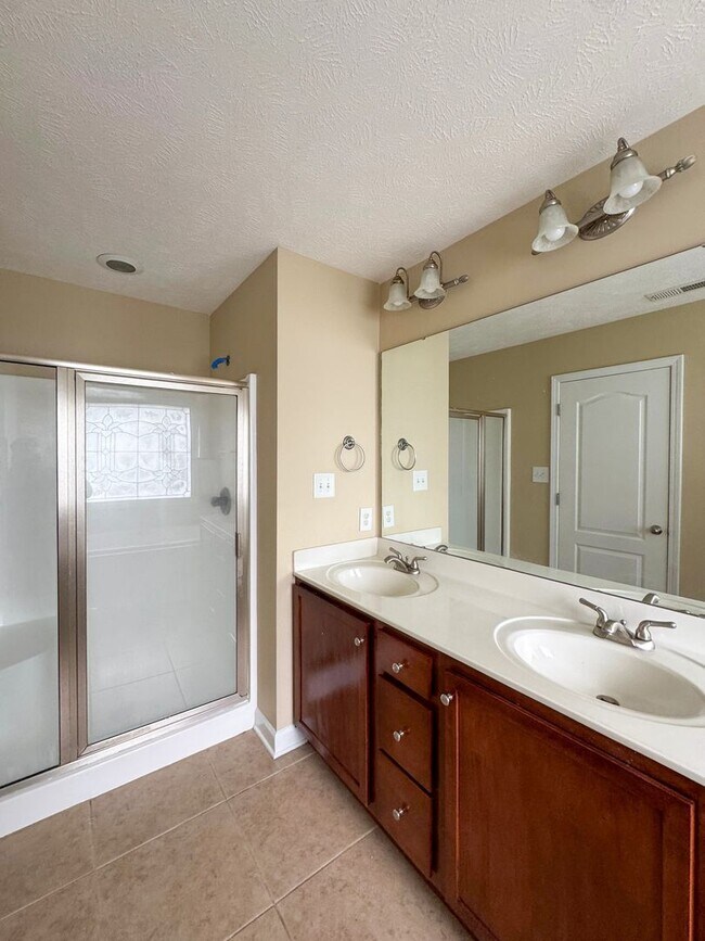 Building Photo - Gorgeous 3 Bed 2.5 Bath Home on Corner Lot