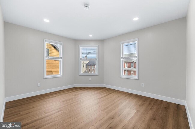 Building Photo - 320 W King St