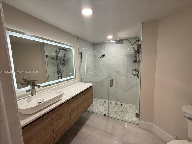Building Photo - 9405 Fontainebleau Blvd