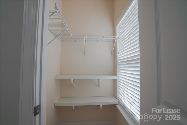 Building Photo - 15418 Jade St