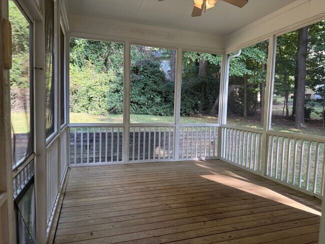 Building Photo - Stunning, Elegant Residence in Chapel Hill...