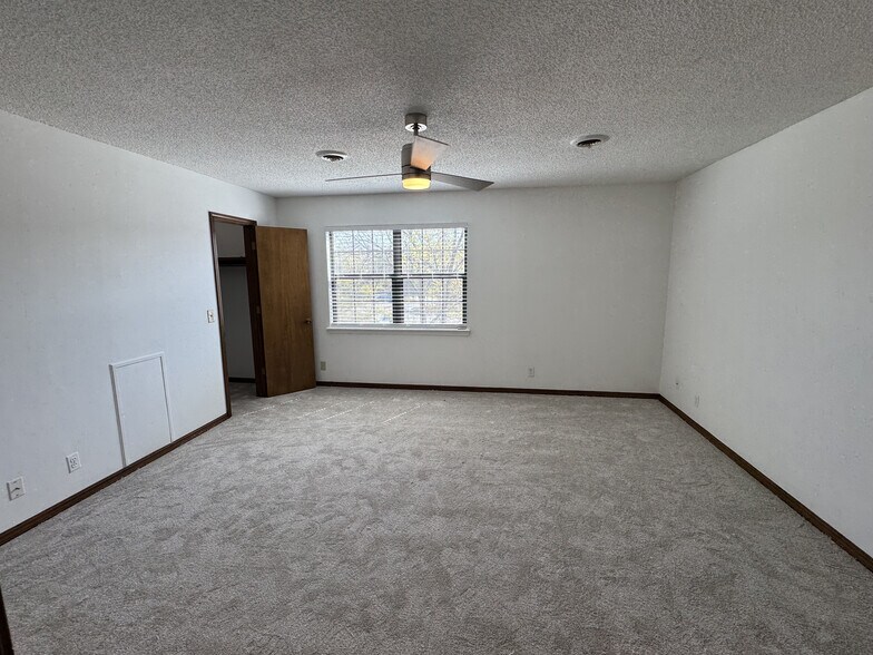 Building Photo - 7108 S Indianapolis Ave