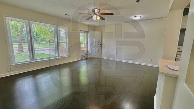 Building Photo - 1102 N Crestway St