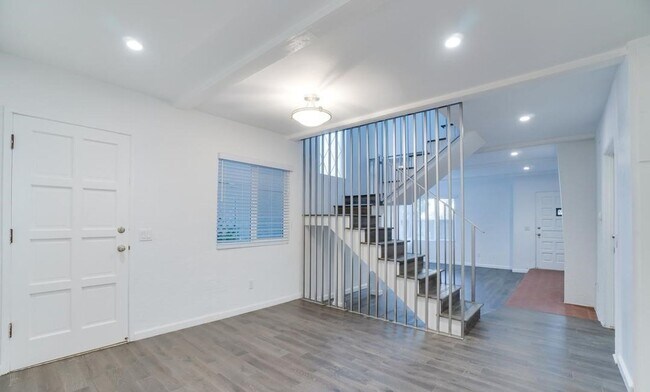 Building Photo - 16-18 REEF ST.