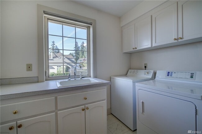 Building Photo - 8479 NE Woodland Cove Dr