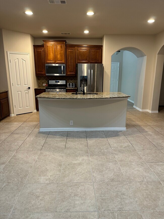 Building Photo - 1202 Killian Dr