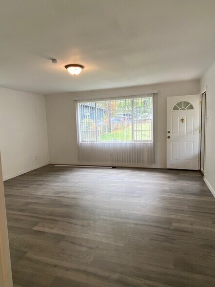 Building Photo - 9746 Diamond Dr