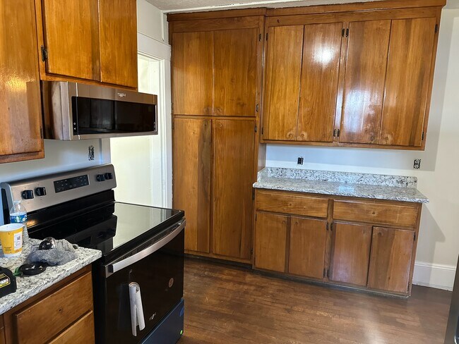 Building Photo - 947 Hill St