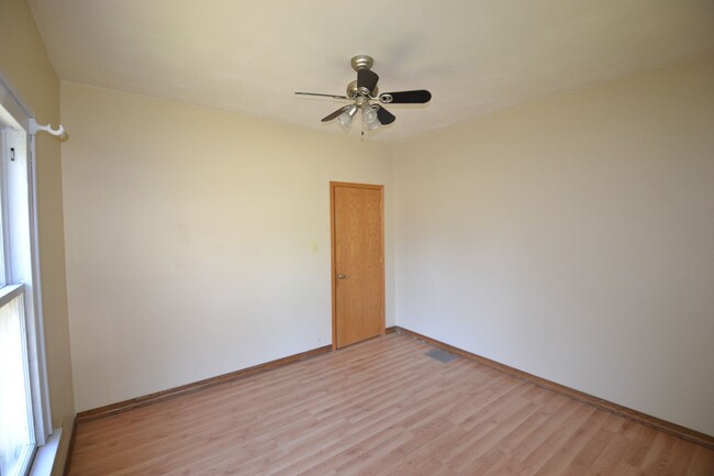 Building Photo - Remodeled 3-4 bedroom, open floor plan, Ne...