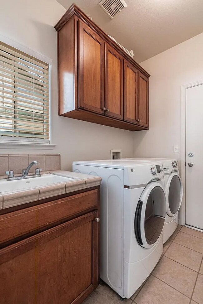 Building Photo - Immaculate Clovis Home! Stylish Updates + Prime Location!