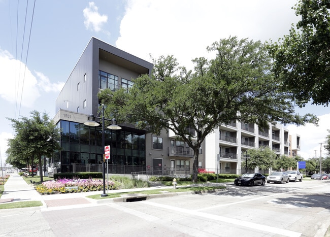 Building Photo - Camden Design District
