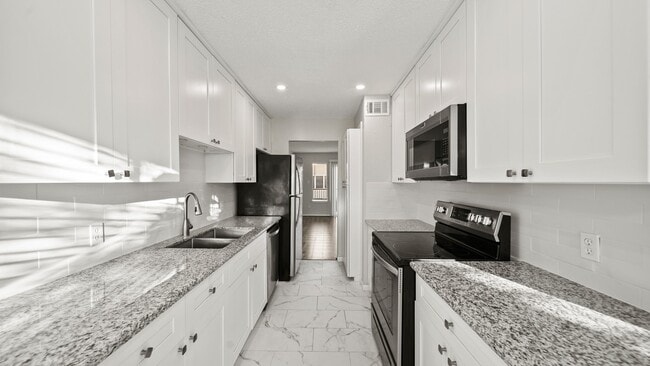 Building Photo - 1914 Lakeside Dr