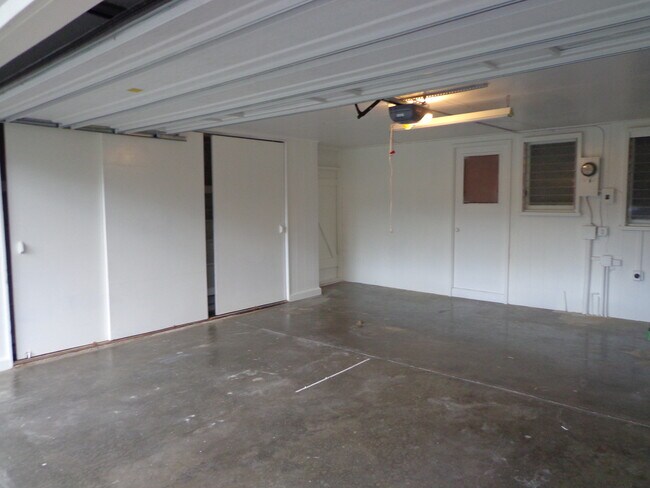 Building Photo - 420 N Kalaheo Ave