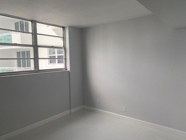 Building Photo - 3001 S Ocean Dr