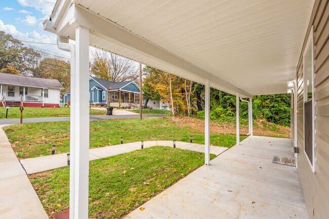 Building Photo - $500 OFF Special - 4Bd/ 2Bath Ranch Style home mins from Downtown Burlington