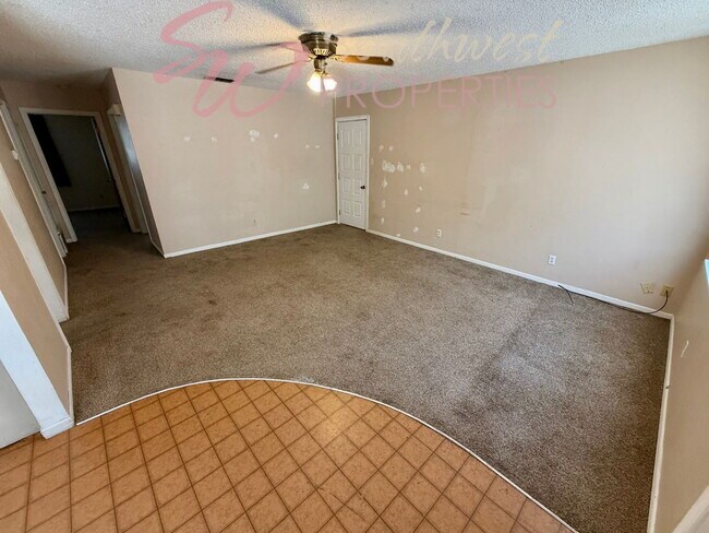 Building Photo - Location! Location! Easy walk to campus! 2 bedroom duplex!