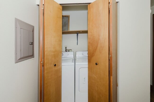 Building Photo - Desireable End Unit, Bremerton Triplex - A...