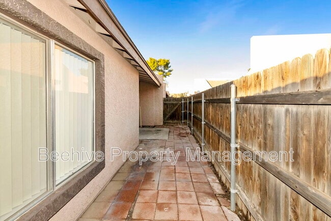 Building Photo - 629 N Mesa Dr