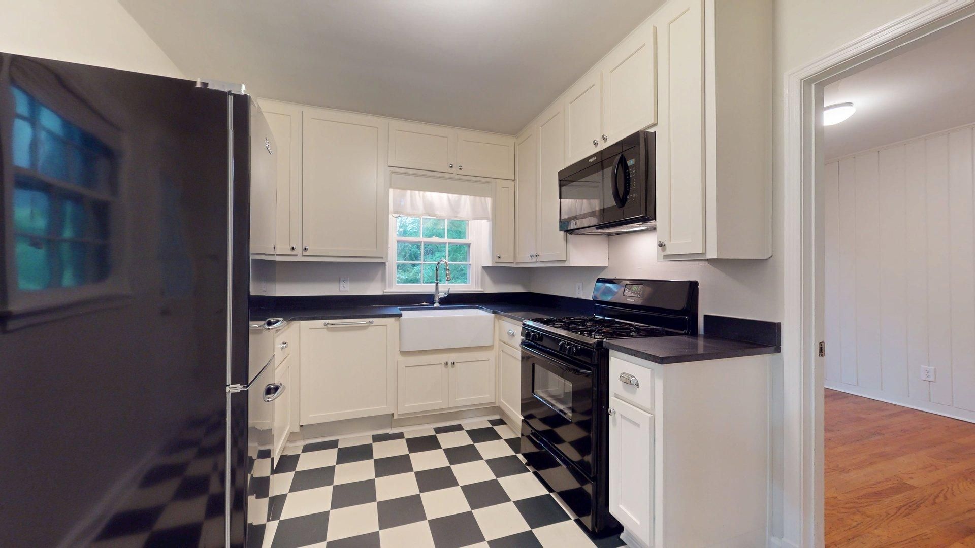 Building Photo - Super Cute Cottage 1 mile from Toomers Corner