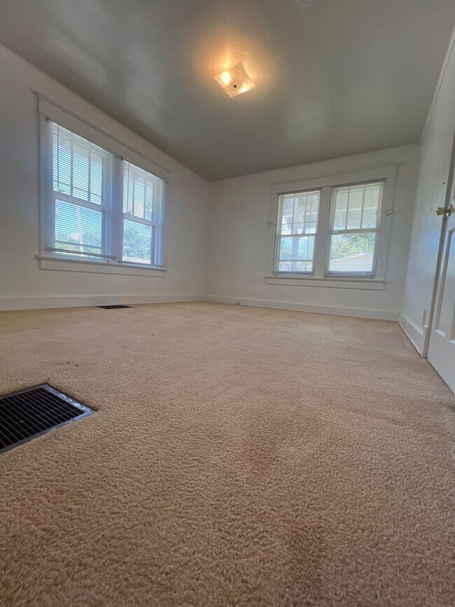 Building Photo - 4 BDRM Available August, 2026.  Monthly re...