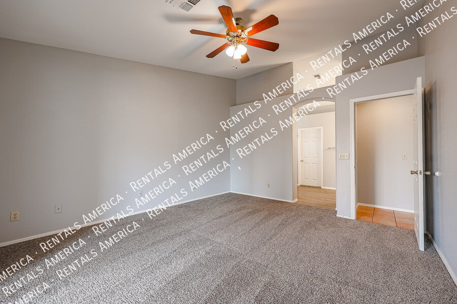 Building Photo - 5515 E Farmdale Ave