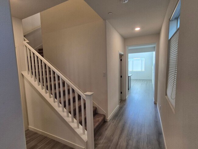 Building Photo - Gorgeous 4 Bedroom 3.5 bath with loft