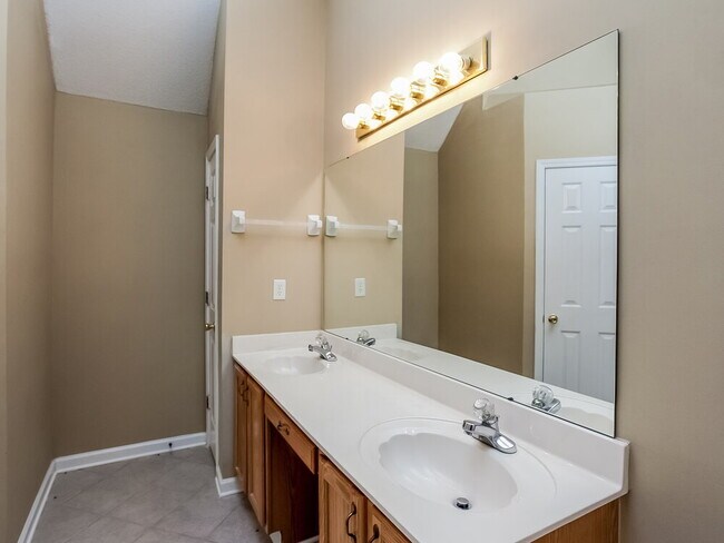 Building Photo - 150 Oakridge Dr
