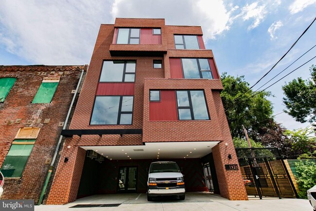 Building Photo - 1935 E Hazzard St