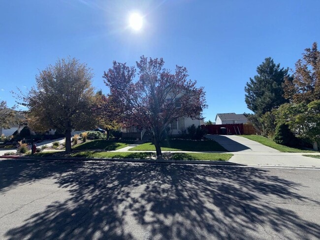 Building Photo - Spacious Tri-Level Home for Rent in Tooele...