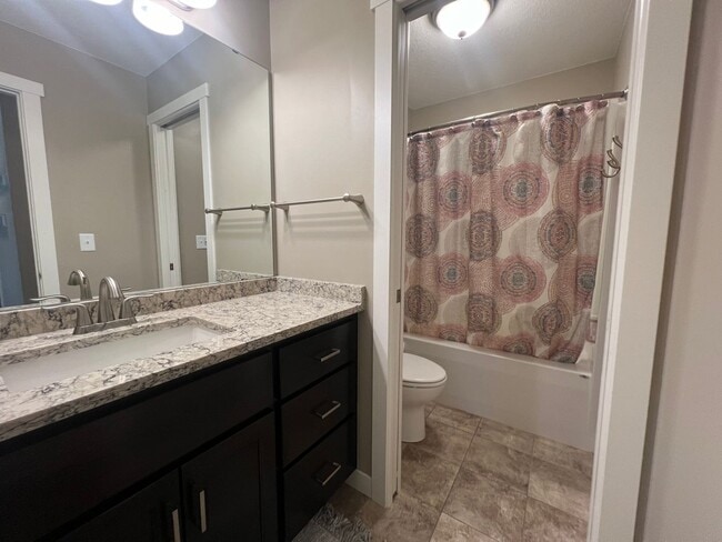 Building Photo - Beautiful 5-bed, 3.5-bath Single Family Home!